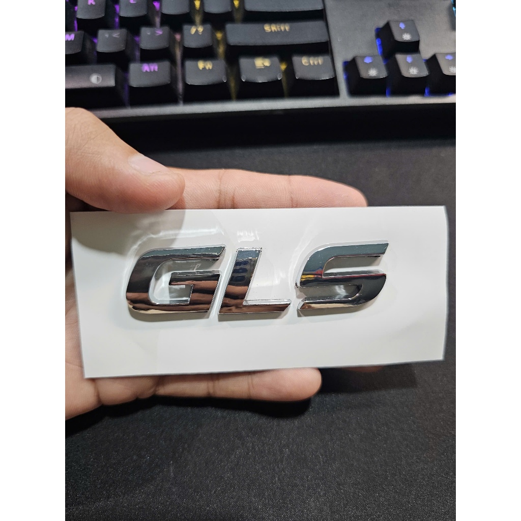 Chữ nổi GLS được dán phía sau xe Hyundai Elantra