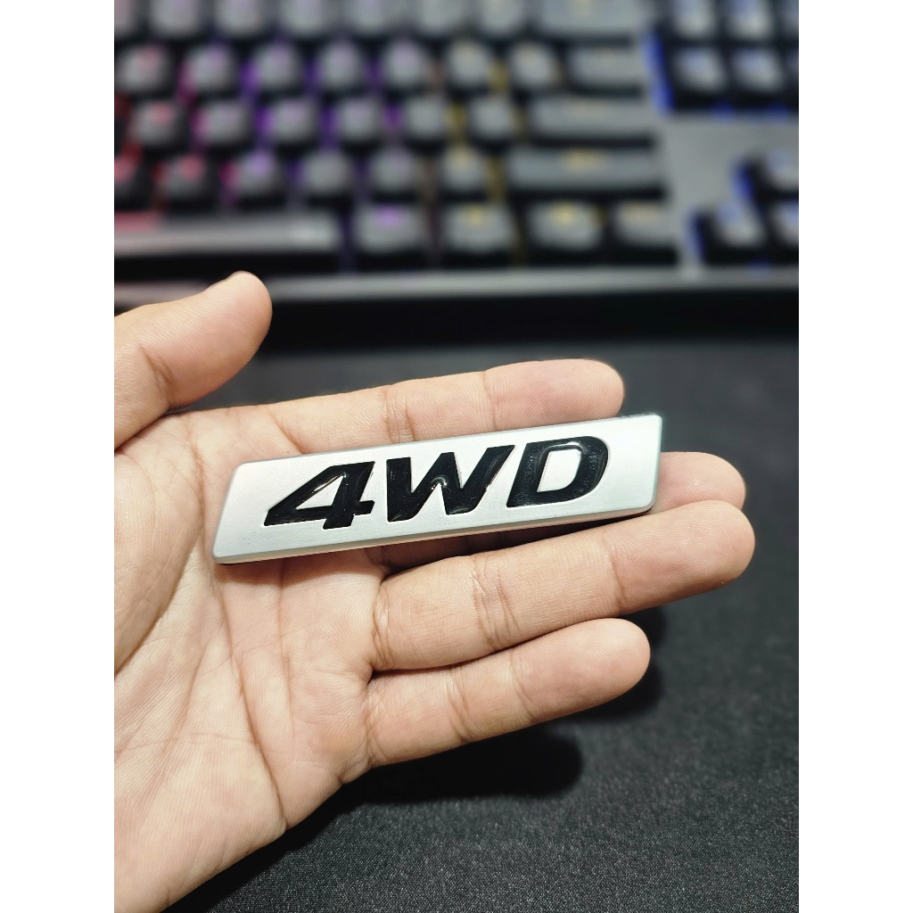 Chữ nổi 4WD được dán phía sau xe các dòng Hyundai
