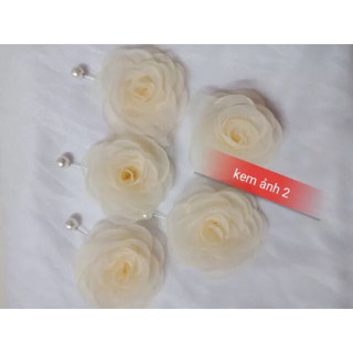 Hoa voan mỹ cài áo