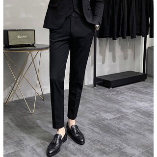 Quần đen bán lẻ cho khách tại shop