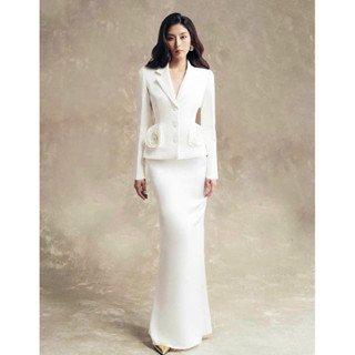 Set vest thiết kế hoa 3D kèm chân váy đuôi cá dáng dài tôn dáng sang trọng.