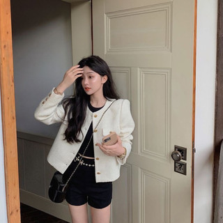 𝐀́𝐨 𝐝𝐚̣ 𝐭𝐰𝐞𝐞𝐭 𝐛𝐚𝐬𝐢𝐜 𝐡𝐚𝐢 𝐦𝐚̀𝐮 𝐭𝐫𝐚̆́𝐧𝐠 đ𝐞𝐧 𝐩𝐡𝐨𝐧𝐠 𝐜𝐚́𝐜𝐡 𝐍𝐞𝐫𝐭𝐫𝐨 𝐇𝐚̀𝐧 𝐐𝐮𝐨̂́𝐜