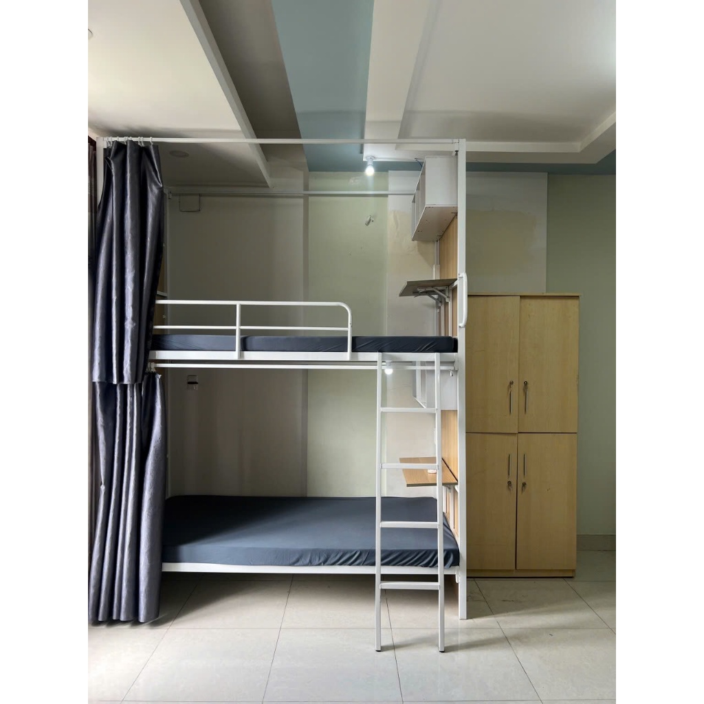 Giường tầng Ktx có khung treo rèm và bàn học gấp gọn, ốp ván MDF 2 bên có khung kệ sách tiện nghi ,s