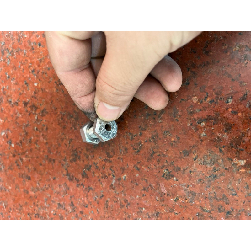 Ốc lỗ 4mm chế xiên