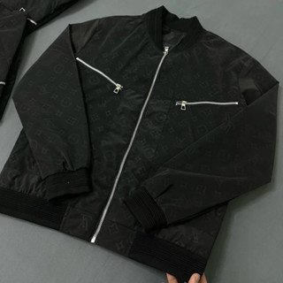 Áo khoác bomber gió nam nữ Eo Vì in hoạ tiết vân hoa chữ 2 khoá zip chéo ngực 2 lớp-LV
