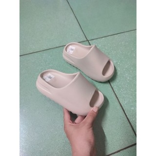 dép lê bânh mì cho mẹ và bé