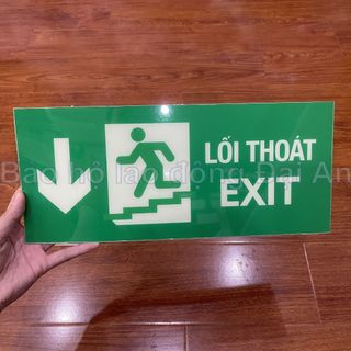 Biển báo dạ quang chỉ dẫn thoát hiểm exit dán tường