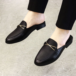 Giày sục nam thiết kế vân đan kết hợp khuyên vàng với phong cách trẻ trung và vô cùng lịch lãm