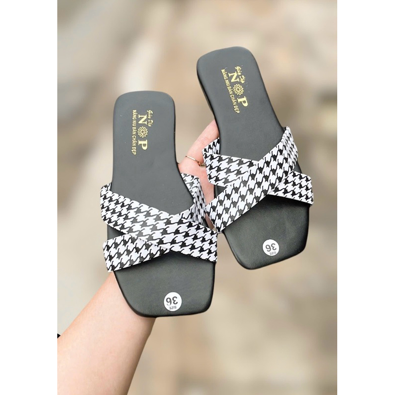 dép bệt quai chéo in hình vằn đen kẻ trắng nền nhám đầu vuông xịn xò. mang được mọi thời tiết