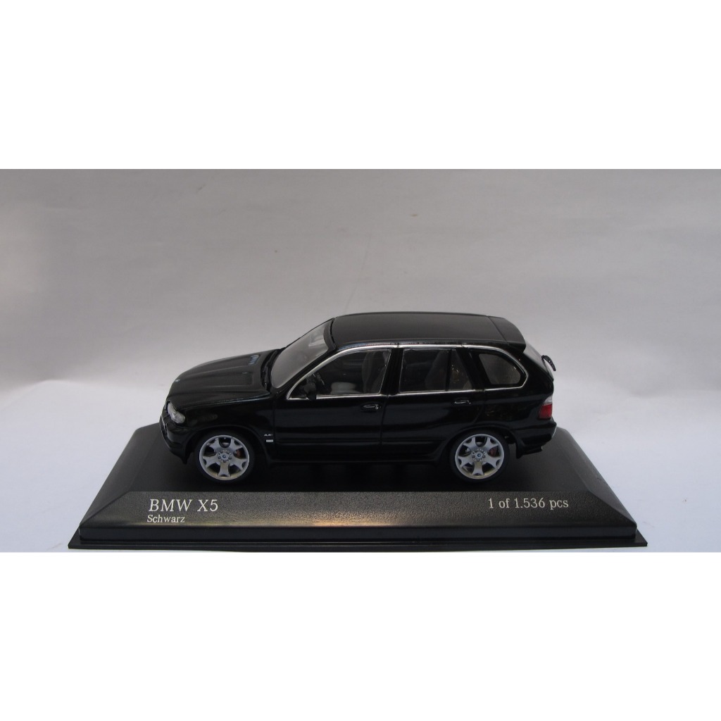 Mô hình xe Minichamps BMW X5 tỷ lệ 1:43. Sơn rộp li ti. Hộp mica bị nứt