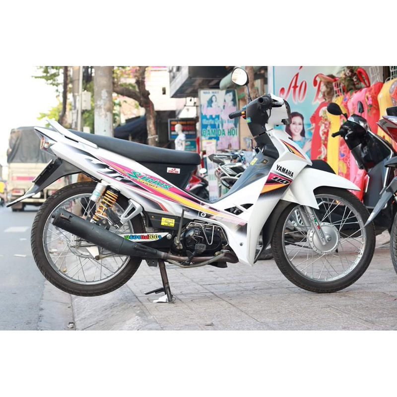 decal tem xe sirius 110 mẫu chế dán xe trắng hồng