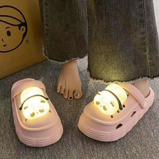 (Chọn lùi 1 size) Dép sục nam nữ mũi tròn form to gắn sticker gấu trúc phát sáng dễ thương