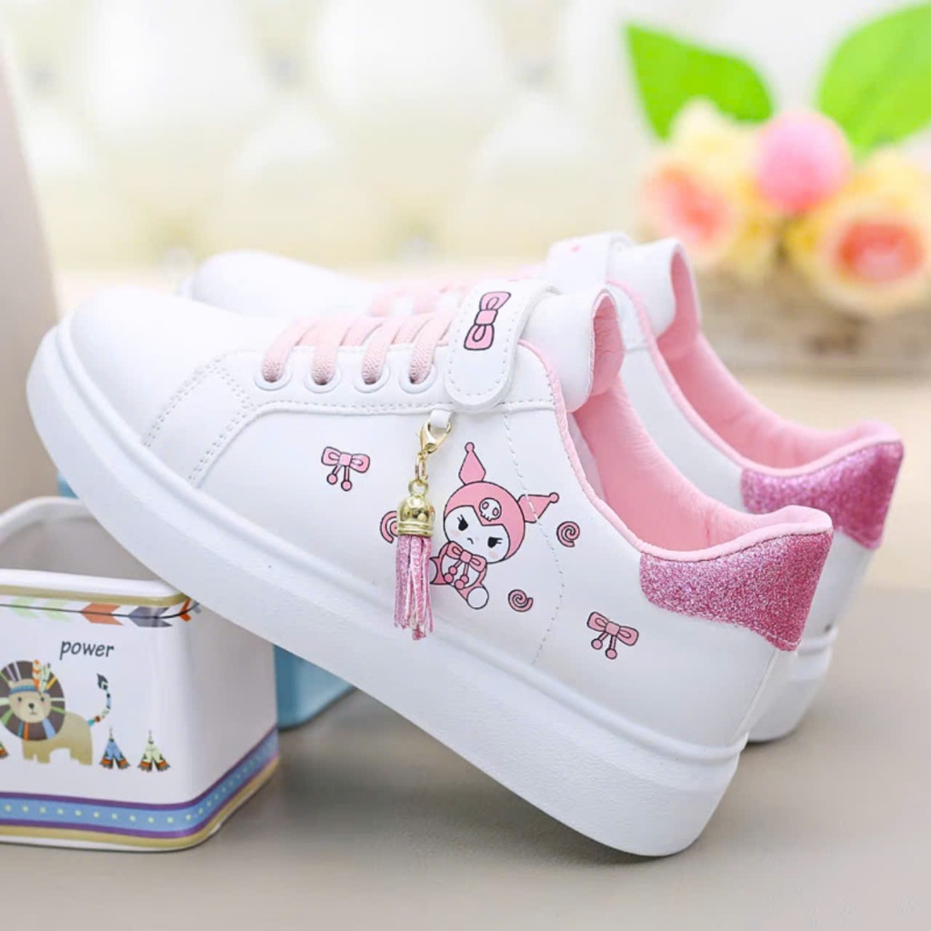 (Quảng Châu) Giày Thể Thao Bé Gái Kuromi, Giày Bé Gái Đi Học Da Mềm Phối Gót Nhũ B921