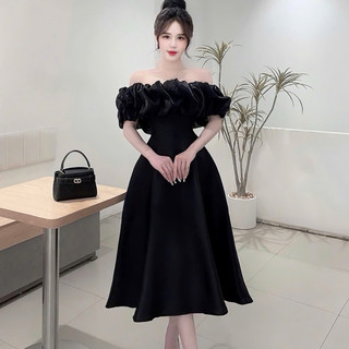 Váy trễ vai đính ngọc xòe