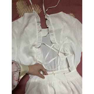 Váy trắng tầng