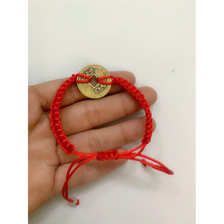 Vòng chỉ đỏ đồng xu may mắn