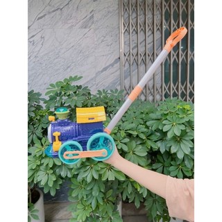 Xe đẩy tàu lửa thổi bong bóng, bé vui chơi