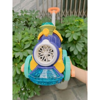 Xe đẩy tàu lửa thổi bong bóng, bé vui chơi