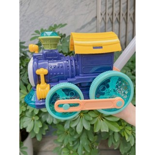 Xe đẩy tàu lửa thổi bong bóng, bé vui chơi