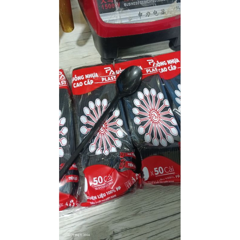 MUỖNG NHỰA DÀI 20CM DÙNG CHO LY 700ML