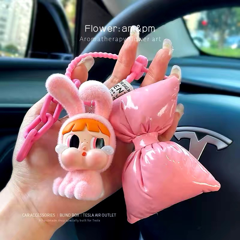 Móc khoá crybaby phối nơ