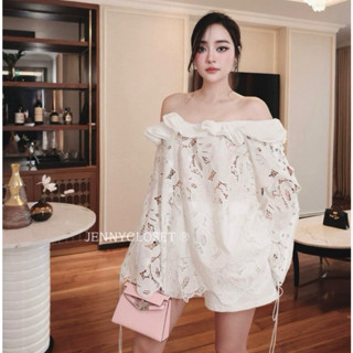JENNYCLOSET ® Áo váy trễ vai ren hoa lưới phối voan cao cấp , Đầm hở vai bèo babydoll dáng ngắn dấu quần ( giá rẻ nhất)