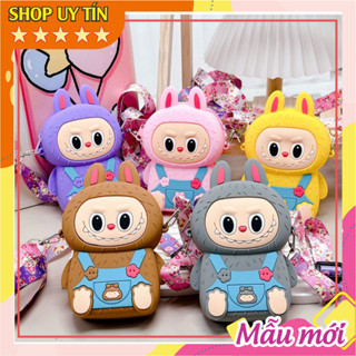   Mới 2025  Túi xách đeo chéo silicon hình Labubu mặc yếm thời trang dễ thương đựng bao lì xì 