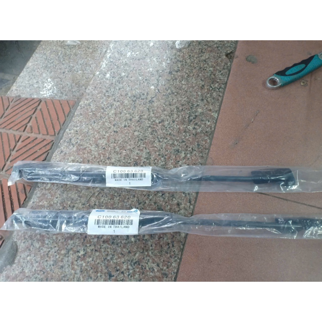 Ty chống cốp Mazda Premacy xịn mazda(giá bán 1 đôi)