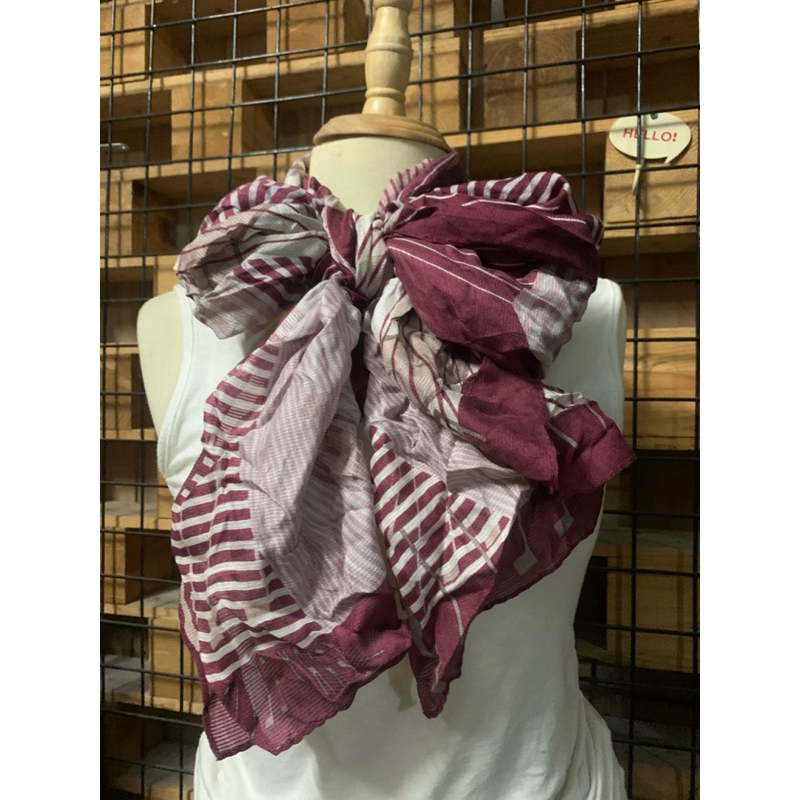 C121. Khăn lụa hiệu Perry Ellis - 2hand