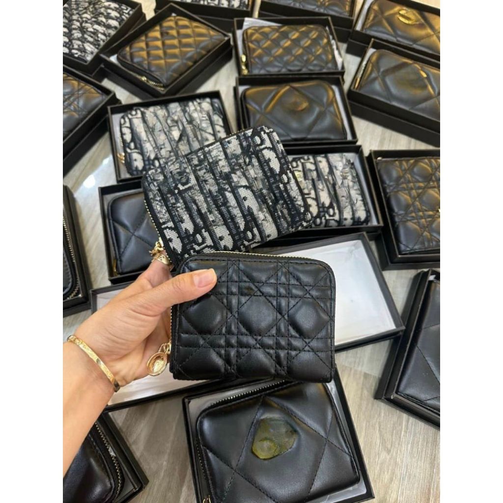 Ví  cầm tay nhỏ gọn nhưng sang chảnh, có kèm BOX, phù hợp mang theo bên mình khi đi chơi dự tiệc