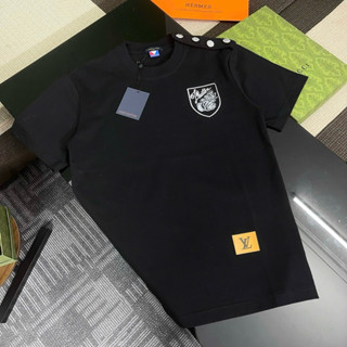 Áo phông nam nữ Luôn Vui Tươi thêu logo vỏ ốc ngực tag cúc hoa đá vai logo da AP573P