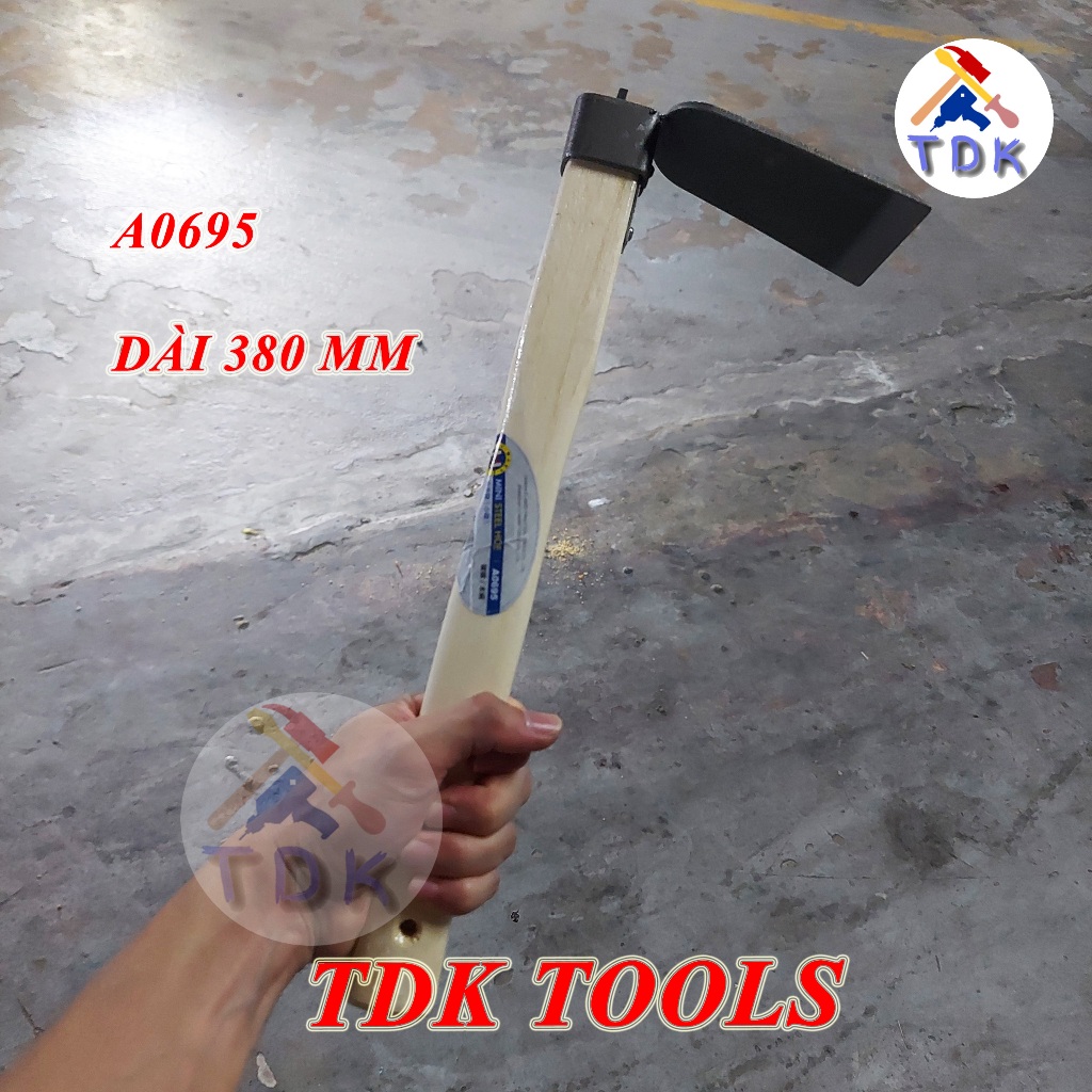 Cuốc cán gỗ làm vườn mini 380mm C-Mart A0695