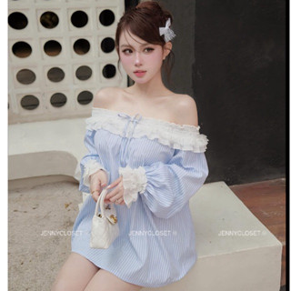 JENNYCLOSET ®”Yedda Top”• Áo trễ vai dài tay phối bèo ren tiểu thư, Áo hở vai cách điệu nữ trẻ trung sang chảnh hàng L1