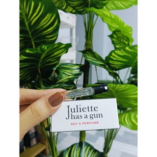 ( e xả 200 cái e lên giá lại)Vial nước hoa juliette has a gun not a perfume