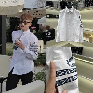 Áo sơ mi trắng nam dài tay TB gai thô thêu hình con rắn đốm 4 sọc tay phối logo bụng boy phố SM195P