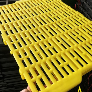  Vỉ nhựa lót sàn tấm nhựa lót sàn chuồng chó mèo thú cưng 40cm x 55cm  Màu vàng  