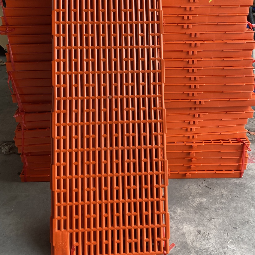 Vỉ nhựa lót sàn, tấm nhựa lót sàn chuồng chó, mèo, lợn, gà  40cm x 110cm (Màu Cam)