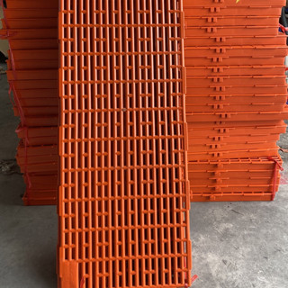 Vỉ nhựa lót sàn, tấm nhựa lót sàn chuồng chó, mèo, lợn, gà  40cm x 110cm (Màu Cam)