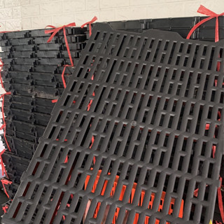 Vỉ nhựa lót sàn, tấm lót sàn chuồng chó, mèo, thú cưng 40cm x 55cm (Đen)