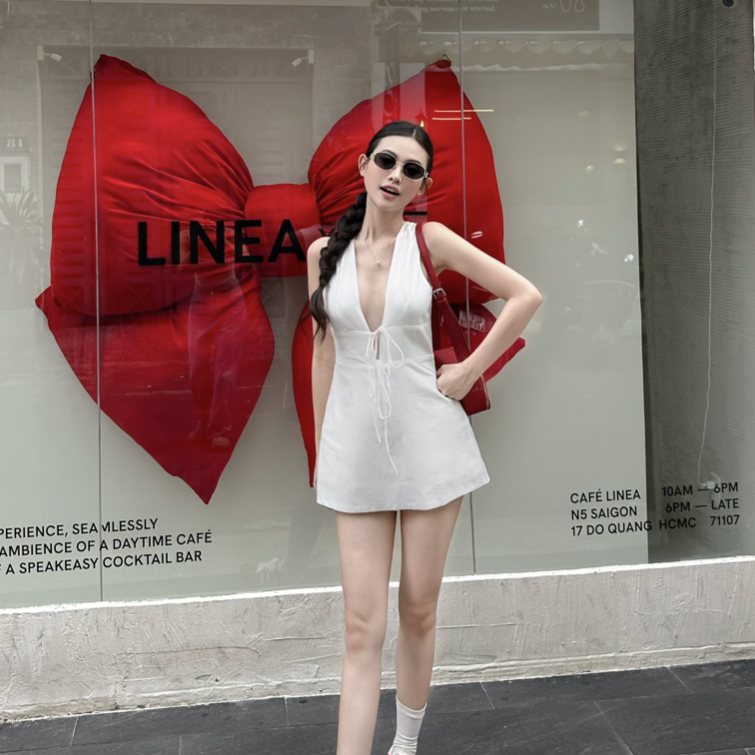 Đầm Linen Cổ V Chiết Eo Khoét Ngực Có Nơ Hở Lưng, Váy Yếm Cộc Tay Dáng A Xòe Nhẹ Tamia