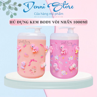 Hủ nhựa đựng kem body 1000g có vòi nhấn kèm charm dán dễ thương - denni store