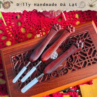   Size 2.8mm  Kim móc chân mèo Thất Châm Phường thế hệ 6  - Tiệm Len Dolly  Kim móc Thất Châm Phường sưu tầm kim móc gỗ  