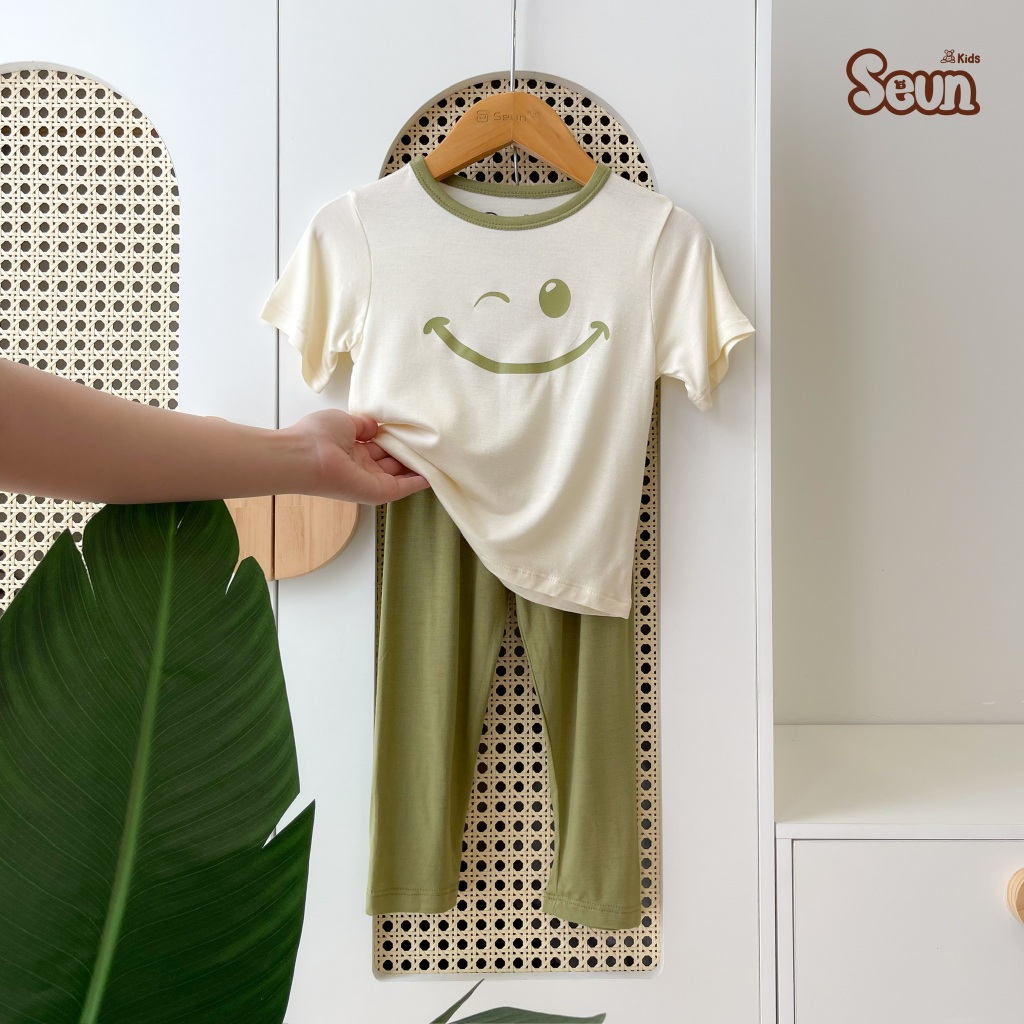 | SEUNKIDS | Bộ tay ngắn quần dài bé trai bé gái visco lụa mát lạnh 8kg đến 35kg in mặt cười bộ đồ cho bé bộ mặc nhà