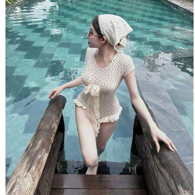 Sét jumsuidd tăm hoa gồm jum đùi, viền bèo,đính nơ mix kèm khăn choàng đầu với tone màu nhẹ nhàng dành diện đi biển xinh | BigBuy360 - bigbuy360.vn