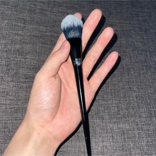 Cọ Phấn Phủ Đầu Dẹp Kat Von D Số 25 – Tán Phấn Mịn, Dễ Tán, Không Rơi Lông