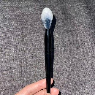 Cọ Phấn Phủ Đầu Dẹp Kat Von D Số 25 – Tán Phấn Mịn, Dễ Tán, Không Rơi Lông