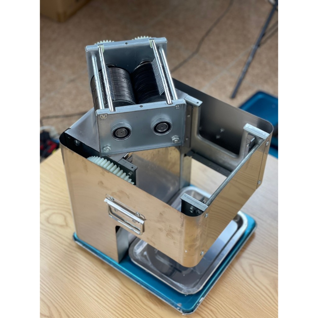 Máy thái thịt tươi sống tháo dao công suất 850w mỗi giờ thái được 100-150kg