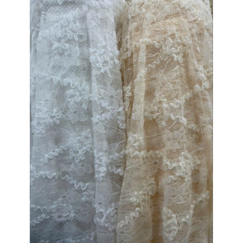 Vải ren hoa nổi 3d 2 màu kem, trắng loại 1