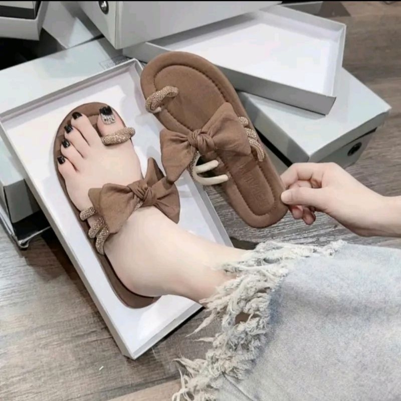 Dép nữ THIÊN PHÁT M01- Dép Nữ Quai Soàn Đính Đá Phối Nơ, Kiểu Dáng Mũi Tròn, Chất Vải Lụa Tạo Độ Êm 
