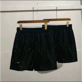 Quần đùi unisex nam nữ thiết kế đen trơn gắn tag da logo DG, quần short gió 2 lớp hot 2024